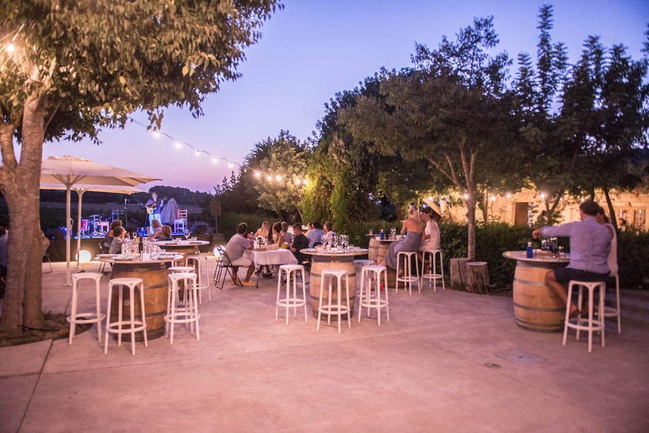 Die Terrasse des Weinguts mit Abendbeleuchtung