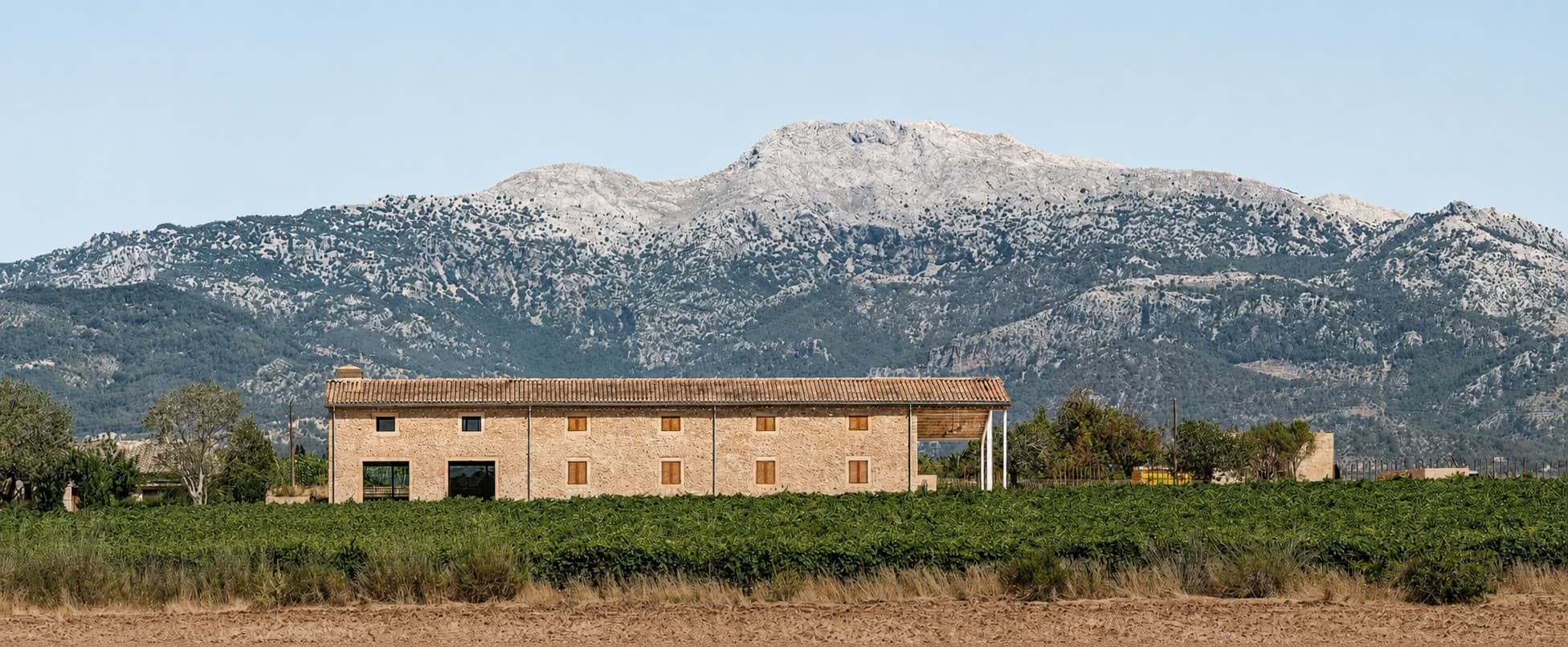 Das Weingut mit der Tramuntana im Hintergrund